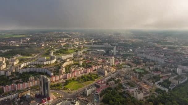 Puesta del sol amanecer cielo minsk paisaje urbano panorama aéreo 4k lapso de tiempo belarus — Vídeo de stock
