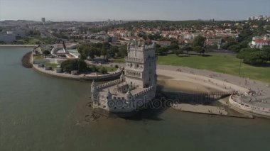 Güneşli yaz günü Lizbon Şehri ünlü Belem Kulesi Havacılık Panoraması 4k Portekiz
