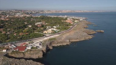 Yaz güneşli bir gün, Lizbon körfezi trafik yolu hava manzaralı 4k porugal.