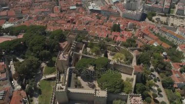 Güneşli bir gün Lizbon ünlü Aziz George Castle Hava Panorama 4k Portekiz