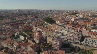 Güneşli bir gün Lizbon ünlü çeyrek şehir manzarası hava manzarası 4k Portekiz