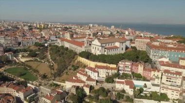 Güneşli bir gün Lizbon ünlü çeyrek şehir manzarası hava manzarası 4k Portekiz