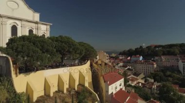 güneşli bir gün Lizbon ünlü alfama şehir manzarası hava manzarası 4k Portekiz