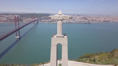 Güneşli bir gün Lizbon İsa Kral Anıtı Gökyüzü Panoraması 4k Portekiz