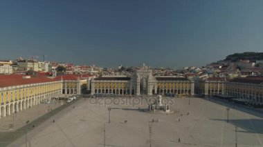 Güneşli bir gün, Lizbon Şehri ünlü Zafer Meydanı Hava Panoraması 4k Portekiz