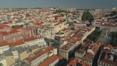 Güneşli bir gün vakti Lizbon şehri eski Carmo Kilisesi hava manzarası 4k Portekiz