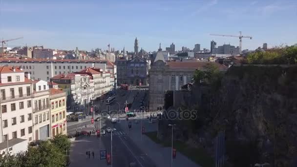 पुर्तगाल दिन समय पोर्टो सिटीस्केप ट्रैफिक स्ट्रीट एरियल पैनोरमा 4k — स्टॉक वीडियो