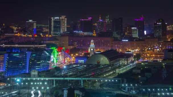Megvilágított éjszakai Moszkva városkép kiyevskaya railway station légi panoráma 4 k idő megszűnni, Oroszország — Stock videók