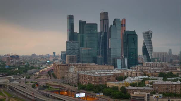 Napnyugtakor ég Moszkva modern városi forgalom közúti légi panoráma 4 k idő megszűnni, Oroszország — Stock videók