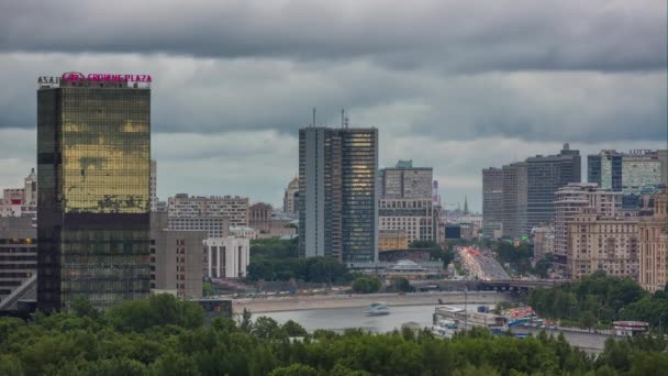 Céu chuvoso moscow centro da cidade tráfego rua famoso hotel aéreo panorama 4k time lapse russia — Vídeo de Stock