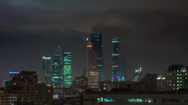 Ночное время Москва современный город на крыше городской пейзаж панорама 4k Tim lapse Россия — стоковое видео