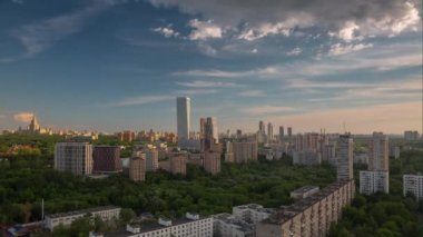 yaz gün batımı Moskova cityscape lüks daire buidling çatı panorama 4 k zaman sukut Rusya