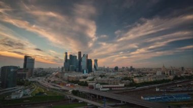 Sunset akşam Moskova modern şehir trafik yol hava panorama 4 k zaman sukut Rusya