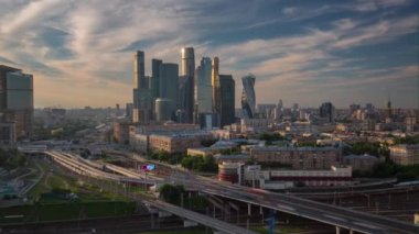 Sunset akşam Moskova modern şehir trafik yol hava panorama 4 k zaman sukut Rusya