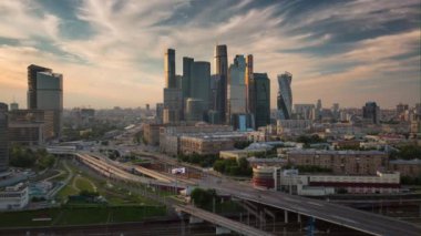 Sunset akşam Moskova modern şehir trafik yol hava panorama 4 k zaman sukut Rusya