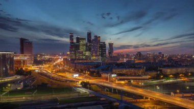 gün batımı gece aydınlatma Moskova modern şehir trafik yol hava panorama 4 k zaman sukut Rusya