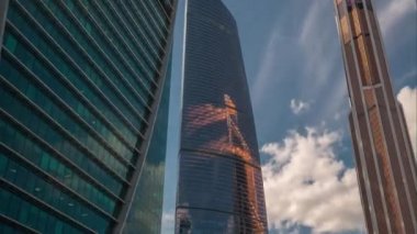 güneşli bir gün Moskova modern şehir gökdelenler görünümü panorama yukarı 4 k zaman Rusya sukut.
