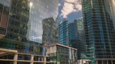 güneşli bir gün Moskova modern şehir gökdelenler kare panorama 4 k zaman sukut Rusya