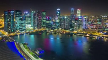 gece ışıklı Singapur ünlü otel çatı şehir Körfez Panoraması 4k zaman atlamalı
