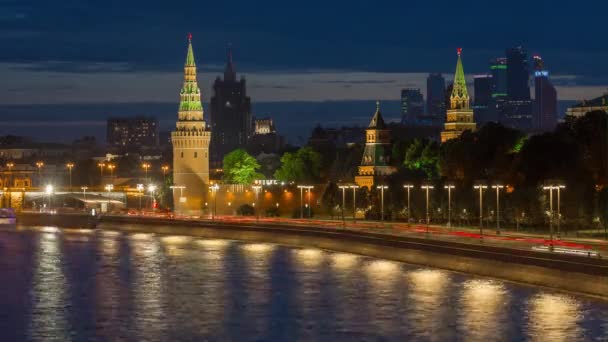 Noche puesta del sol iluminado moscow kremlin tráfico río bahía panorama 4k tiempo lapso Rusia — Vídeos de Stock