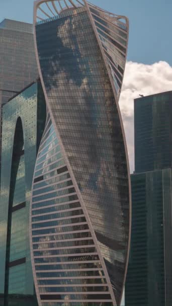 Zomer zonnige dag Moskou moderne stad beroemd gebouw verticaal weergeven 4 k tijd vervallen Rusland — Stockvideo