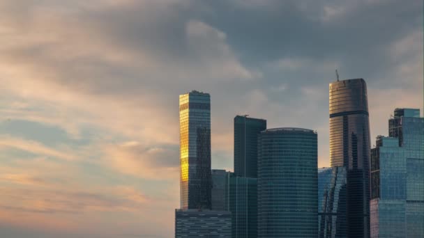 夕日モスクワ近代都市高層ビル反射空中パノラマ 4 k 時間経過ロシア — ストック動画