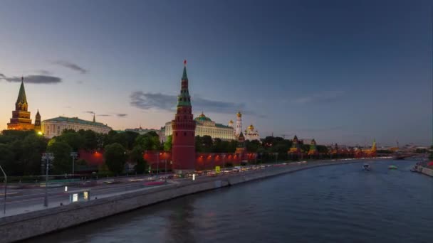 Sonnenuntergang dämmerung moskau fluss kremlin verkehr bucht panorama 4k zeitraffer russland — Stockvideo