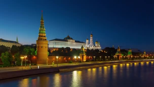 Nächtliche dämmerung beleuchtet moskau fluss kremlin verkehr bucht panorama 4k zeitraffer russland — Stockvideo