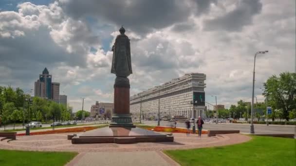 Summer day moscow tulskaya square and kiyevskaya railway station and monument to vladimir the great panorama 4k time lapse russia — Stock Video