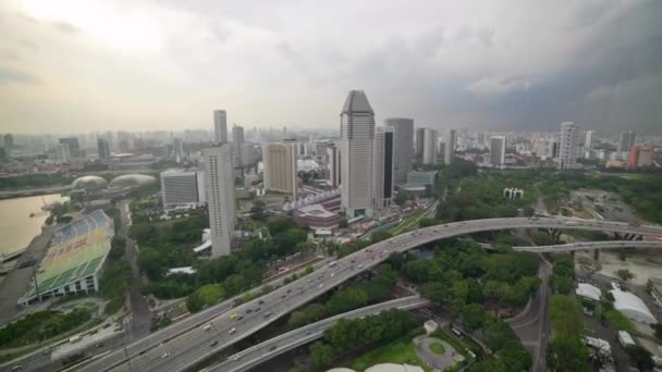 Вечірній сінгапур міський пейзаж відомий флаєр їздить дорожньою панорамою 4k проміжок часу — стокове відео