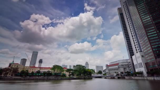 Denní světlo Singapur slavný hotel v centru města u řeky panorama města 4k časová prodleva — Stock video