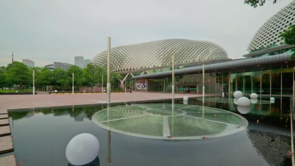 Hari cahaya teater terkenal singapore di teluk air mancur th panorama 4k waktu selang — Stok Video