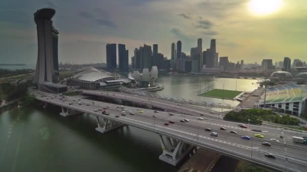 Avondrood singapore stad beroemde flyer rit marina bay centrum panorama 4k time-lapse — Stockvideo