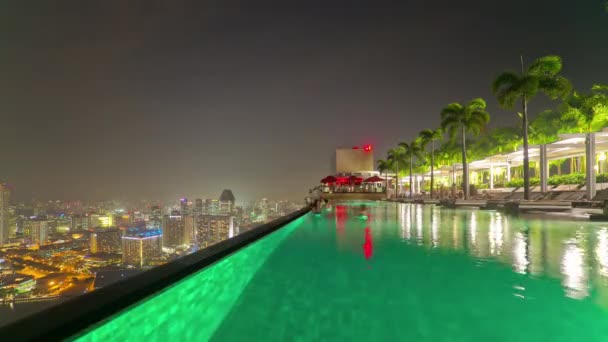 Notte Illuminato Singapore Famoso Hotel Panoramica Piscina Panoramica Timelapse — Video Stock