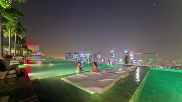 Noite iluminado singapore famoso hotel terraço piscina centro da cidade panorama 4k time lapse — Vídeo de Stock