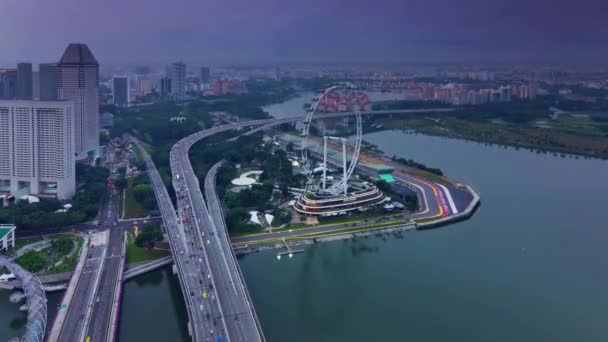 Día Lluvioso Singapore Famoso Hotel Techo Volante Bahía Tráfico Carretera — Vídeos de Stock
