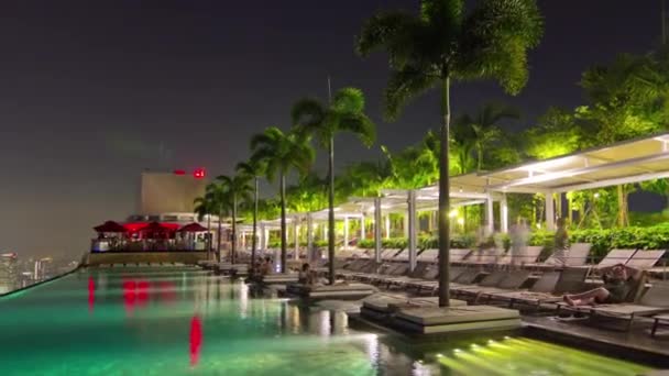 Noche iluminado singapore famoso hotel azotea piscina panorama 4k time lapse — Vídeos de Stock