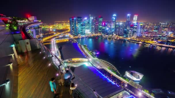 Ночной освещенный Singapore известный отель на крыше точки зрения пристань залива панорама 4k время истечения — стоковое видео