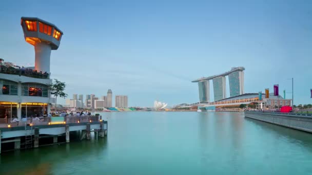 Singapur wieczorem oświetlony panorama marina bay 4k upływ czasu — Wideo stockowe