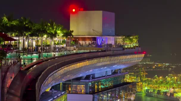 Noční osvětlená Singapur slavný hotel střešní bazén horní panorama 4k časová prodleva — Stock video