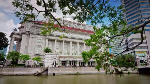 晴れた日シンガポール市内有名な古いホテル湾パノラマ 4 k の時間経過 — ストック動画