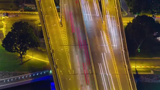 照らされた夜シンガポール トラフィック通り橋屋上 4 k の時間経過を表示します。 — ストック動画
