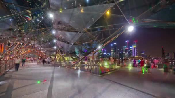 夜点灯シンガポール有名な混雑した橋パノラマ 4 k を歩く時間の経過 — ストック動画