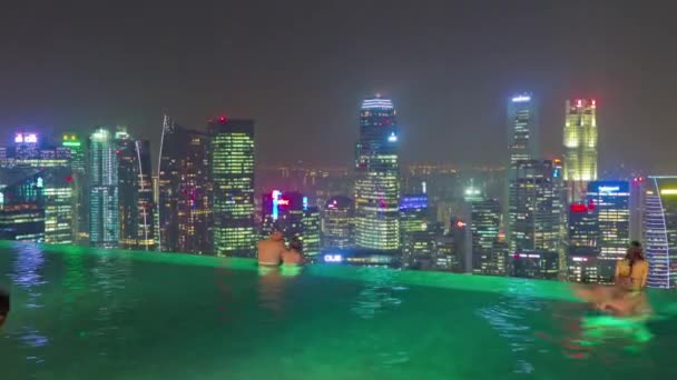 Noční osvětlená singapore slavné střešní bazén Verwöhnhotel Goies 4k časová prodleva — Stock video