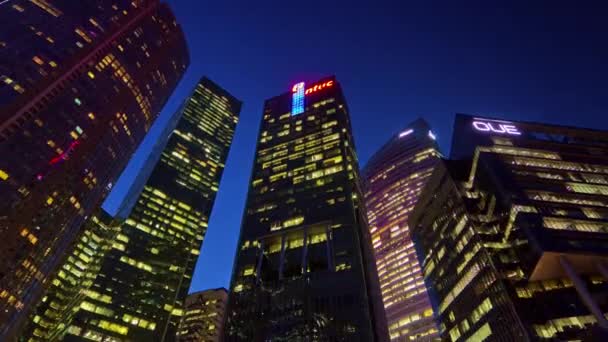 Ночная освещённая гавань бухты Сингапур в центре города панорама 4k time lapse — стоковое видео