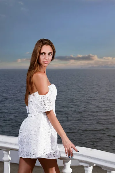 Красивая девушка с длинными волосами у моря — стоковое фото