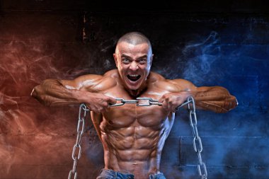 Zincirli atletik adam orta planı