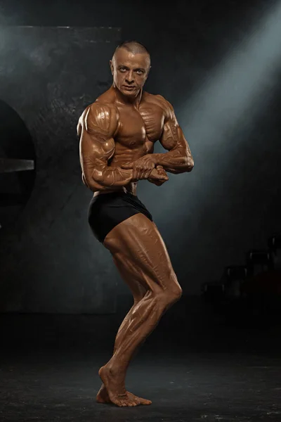 Atletisk Man Episka Poser Klassiska Bodybuilding Poser — Stockfoto