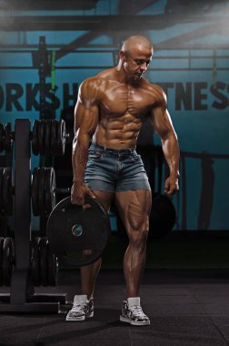 Spor Salonundaki Atletik Adam