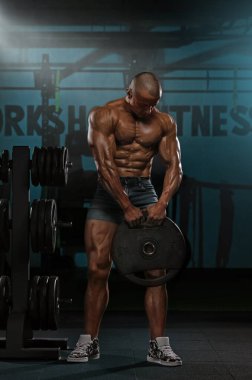 Spor Salonundaki Atletik Adam